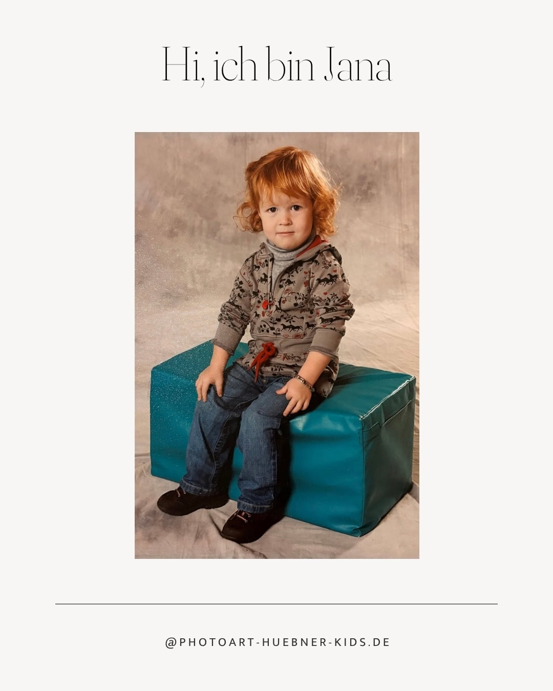 Kleines Mädchen mit roten Locken sitzt auf blauer Sitzgelegenheit, Kindergartenfoto.