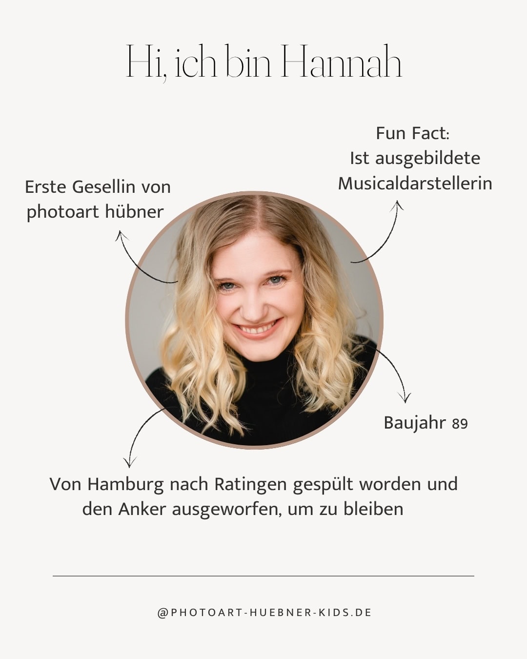 Porträt einer jungen Frau mit lockigem blondem Haar, lächelnd.