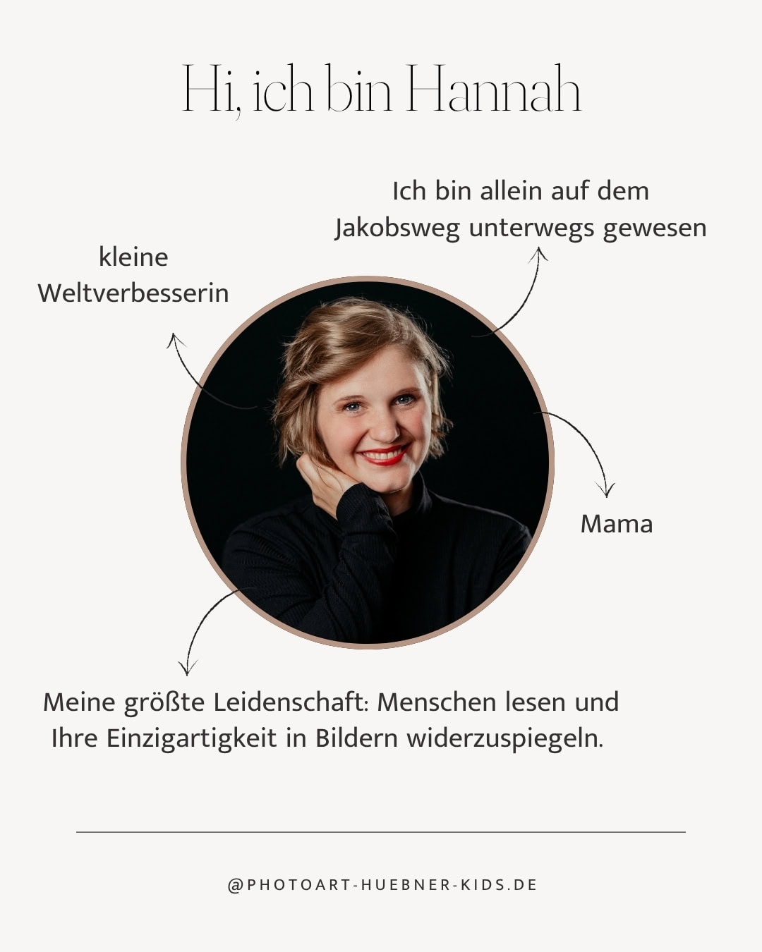 Hannah, junge Frau mit freundlichem Lächeln, präsentiert sich in einem schwarzen Pullover.