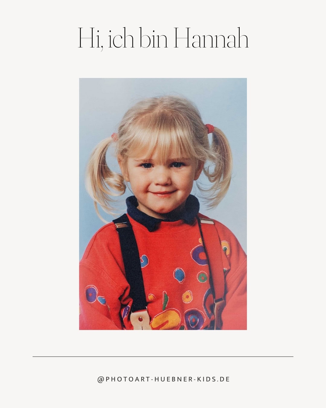 Hannah, junges Mädchen mit Zöpfen, trägt roten Pullover mit bunten Mustern, lächelt freundlich in pr.