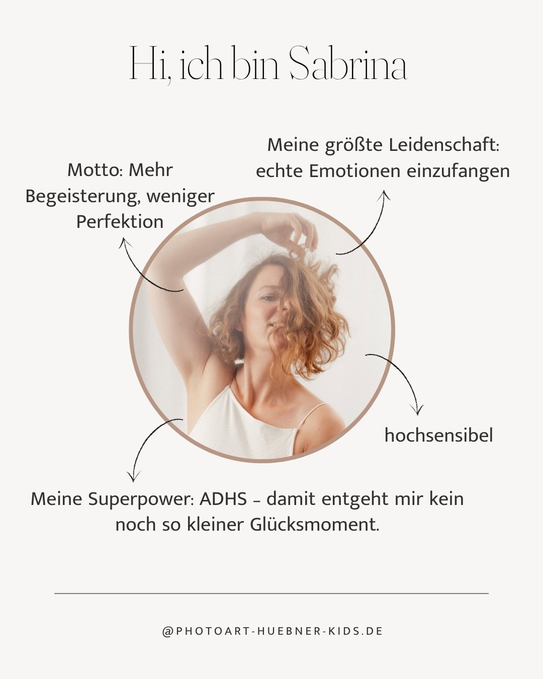 Porträt einer jungen Frau mit lockigem Haar, die authentische Emotionen zeigt, ideal für kreative Ki.
