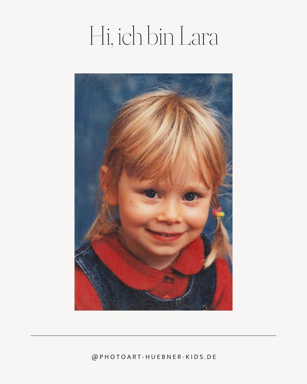 Kinderfoto von Lara mit freundlichem Lächeln vor blauem Hintergrund.